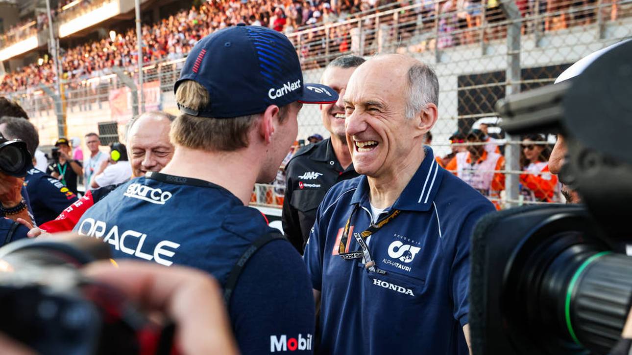 Franz Tost (r.) spricht mit Max Verstappen