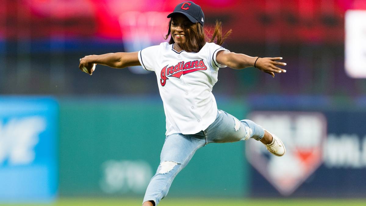 Ihr Auftritt für die Houston Texans ist aber nicht der erste Abstecher in einen anderen Sport. Biles ist auch dem Baseball zugetan. Für die Cleveland Indians durfte die Turnerin den ersten Ball gegen die Baltimore Orioles werfen