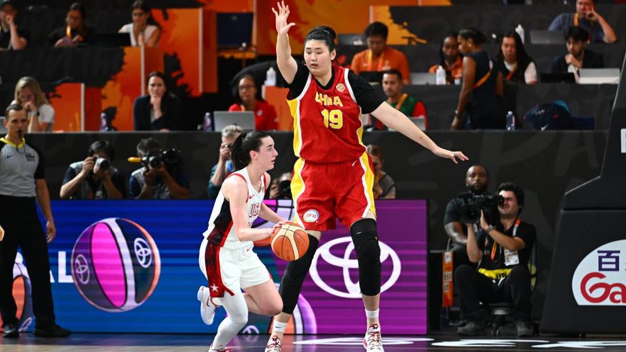 Caitlin Clark (1,83 Meter) im Duell mit Ziyu Zhang (2,23 Meter)
