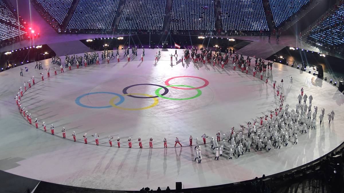 Allerdings sind unter der lauten asiatischen Musik auch Jubelrufe zu vernehmen, zudem werden russische Fahnen geschwenkt