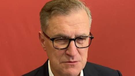 Die Bayern-Fans zündeten nach der Halbzeit eine riesige Pyroshow. Jan-Christian Dreesen findet diesbezüglich deutliche Worte.