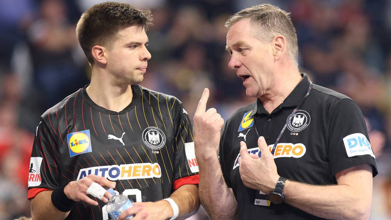 Handball-Bundestrainer Alfred Gislason (r.) spricht mit Renars Uscins