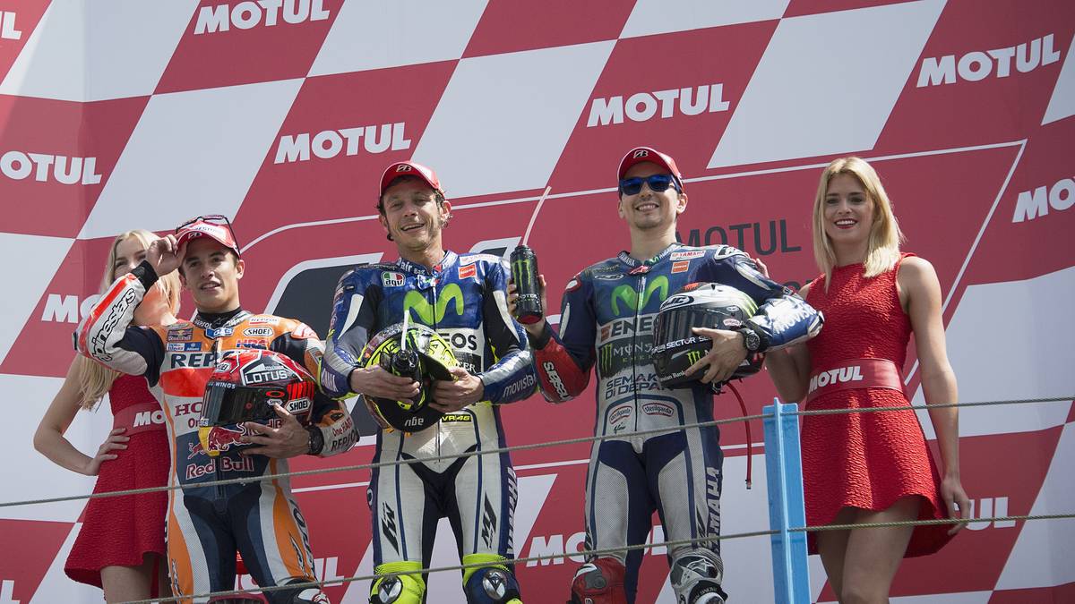 Danach ist nichts mehr wie es war. Marquez ist nach der Lektion von Rossi bedient, betont aber: "Ich habe genau gewusst, was ich tue und habe das Manöver in der Schikane über das gesamte Wochenende immer und immer wieder einstudiert." Der Italiener bekommt von der Rennleitung Recht und darf über den Sieg jubeln: "Ich musste abkürzen, sonst wäre ich gestürzt"