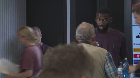 Nach seinem Aufreger am Flughafen hat Antonio Rüdiger seine Lektion gelernt, bittet einen Autogrammsammler, der ein akkreditierter Fotograf ist, aber um ein "Bitte".