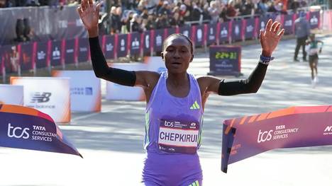 Sheila Chepkirui erreicht das Ziel als Erste