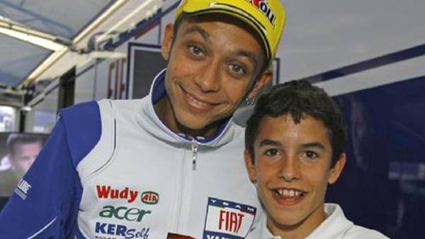 Damals Star und Fan, heute Fahrer-Kollegen: Teenager Marc macht schon früh Bekanntschaft mit den Größen der Motorsport-Welt - hier mit keinem geringeren als Valentino Rossi (Copyright: Facebook/Marc Marquez)