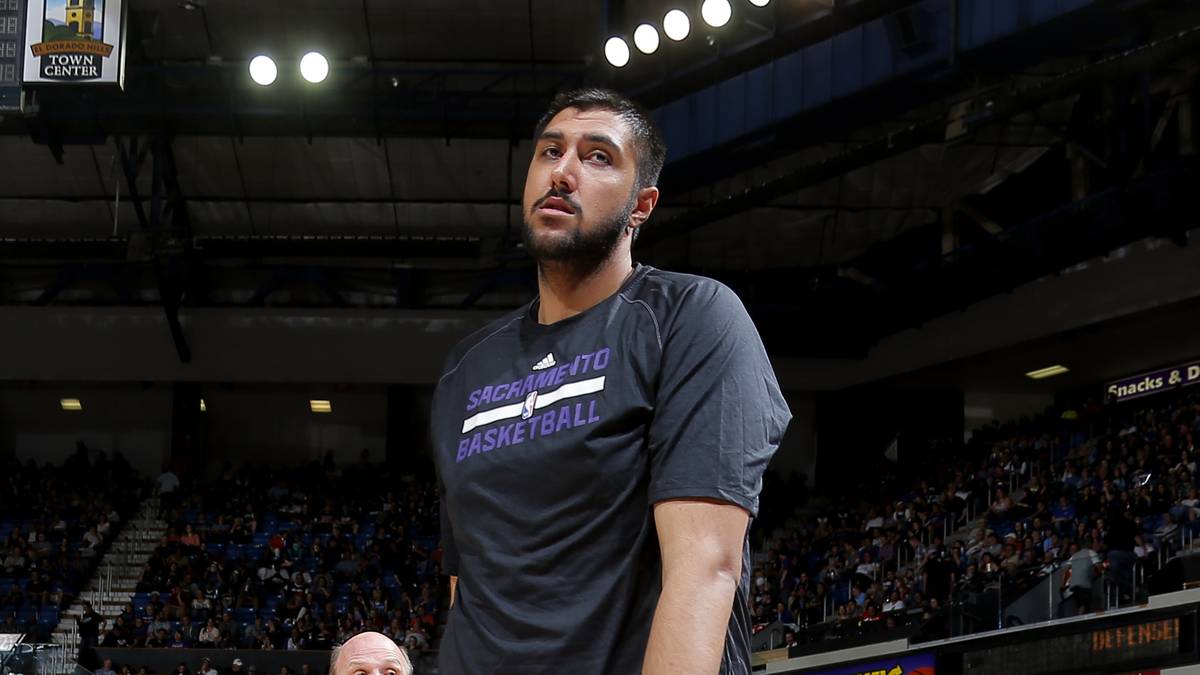 Mit Sim Bhullar steht erstmals ein Spieler indischer Herkunft in einem NBA-Kader. Der 2,26 Meter große Hüne hat bei den Kings einen Zehn-Tages-Vertrag erhalten