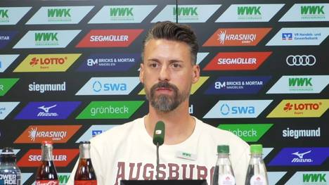 Sandro Wagner, Trainer beim FC Augsburg, zieht eine erste Zwischenbilanz nach seinen ersten Bundesligaspielen als Trainer. Dabei fordert er weiterhin die Unterstützung der Augsburg Fans.