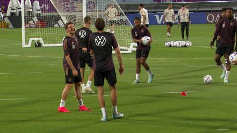 Für die deutsche Nationalmannschaft geht es bei der WM in Katar am letzten Gruppen-Spieltag gegen Costa Rica um alles oder nichts. Im Training zeigt sich die Mannschaft derzeit gut gelaunt und gelöst.