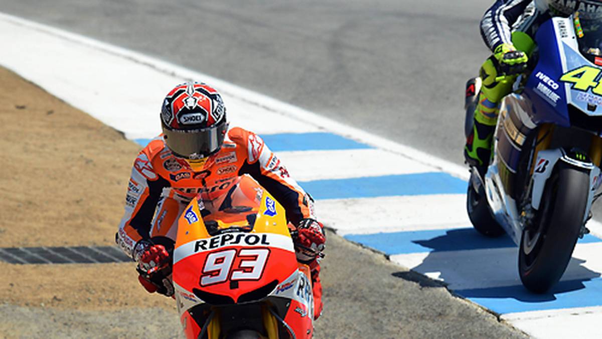 In Kindheitstagen war Valentino Rossi das große Vorbild - heute ist der Italiener ein Konkurrent auf der Strecke. Und da kennt Marquez keine Freunde. 2013 überholt er ihn in Laguna Seca in der berüchtigten Corkscrew, fährt anschließend über einen Gullideckel und sichert sich so den Sieg.