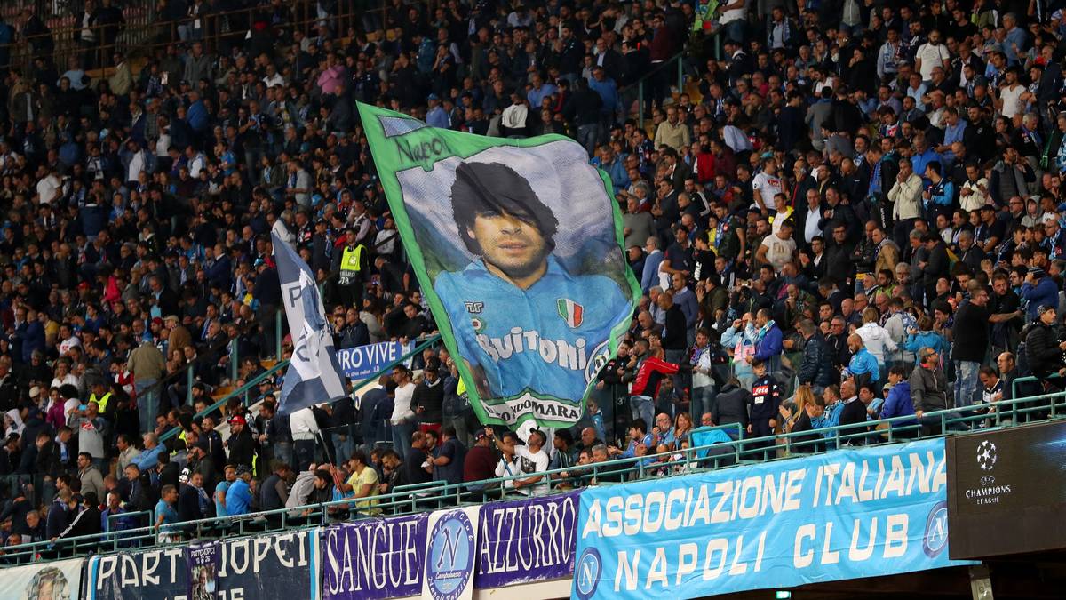 DIEGO MARADONA: Den Zuschauerrekord hielt bis dahin ein anderer. Kein geringerer als Diego Maradona sorgte dafür, dass 1984 75.000 ins Stadio San Paolo zu seiner Präsentation strömten und ihm huldigten wie einem Heiligen