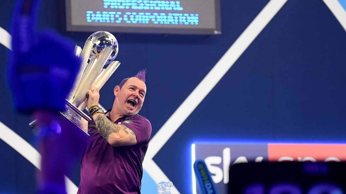 Seinen bisherigen sportlichen Höhepunkt - den WM-Titel 2020 im altehrwürdigen Alexandra Palace - feierte er in einem Traum aus Lila. Für die Hose musste sogar die komplette Farbpalette herhalten