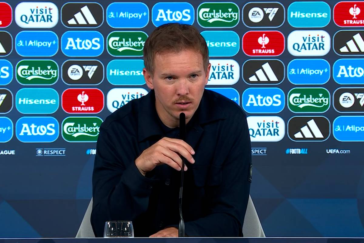 Auf der Pressekonferenz lobt Julian Nagelsmann einen Reporter nach einer Frage.