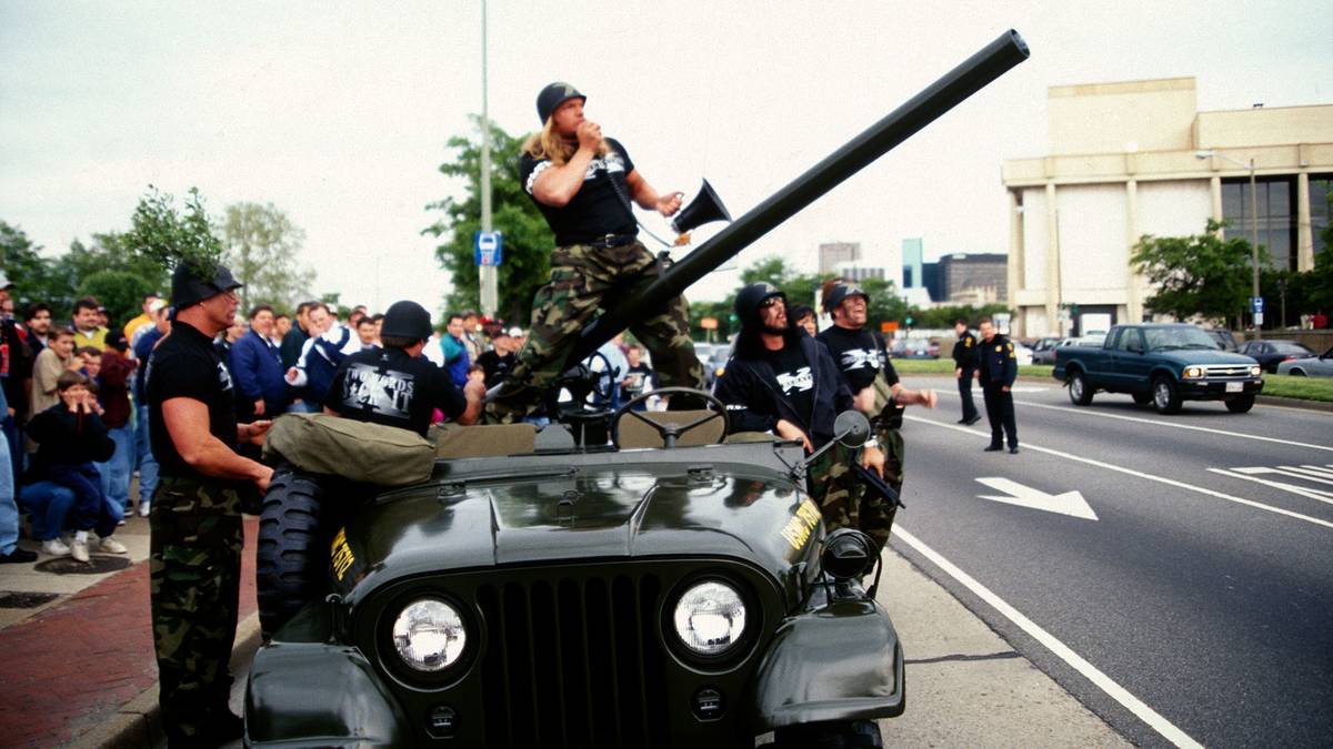 27. APRIL 1998 - Die neu formierte D-Generation X schaut bei der Konkurrenzliga WCW vorbei. Die DX filmt vor der Halle, wo die Konkurrenzshow "Monday Nitro" gesendet wird, eine "Invasion"