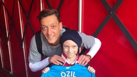 Mesut Özil vom FC Arsenal beschenkt Charlie