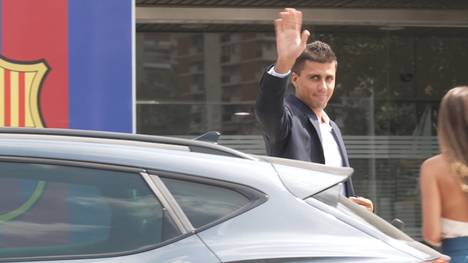 Rodri ist nach sieben Jahren bei Manchester City in Barcelona angekommen, wo er bis 2030 unterschreiben soll und bei seiner Ankunft bereits die Fans mit Autogrammen und Fotos begeisterte.