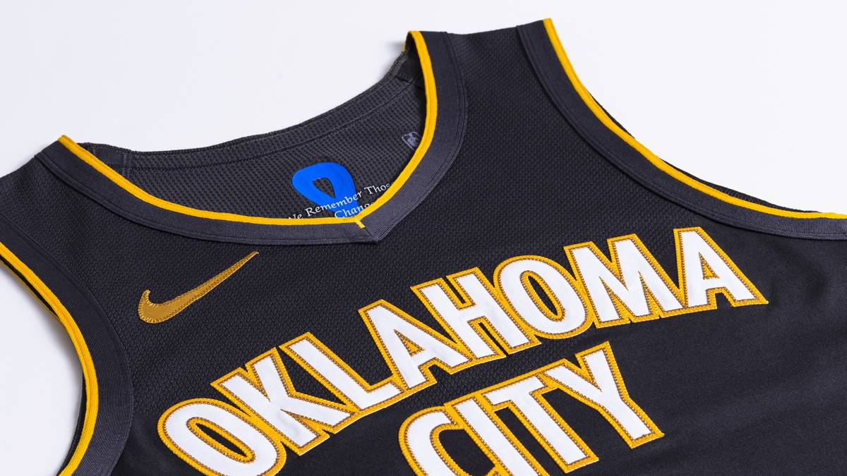 OKLAHOMA CITY THUNDER: Als einer der schwersten Terroranschläge der USA ging das Attentat auf das Murrah Federal Building 1995 in die Geschichte ein. Das Trikot der Thunder ehrt das Andenken an die Verlorenen und diejenigen, deren Leben durch das Attentat in Oklahoma City für immer verändert wurde und würdigt gleichzeitig die heroischen Ersthelfer und die Widerstandsfähigkeit der Gemeinschaft