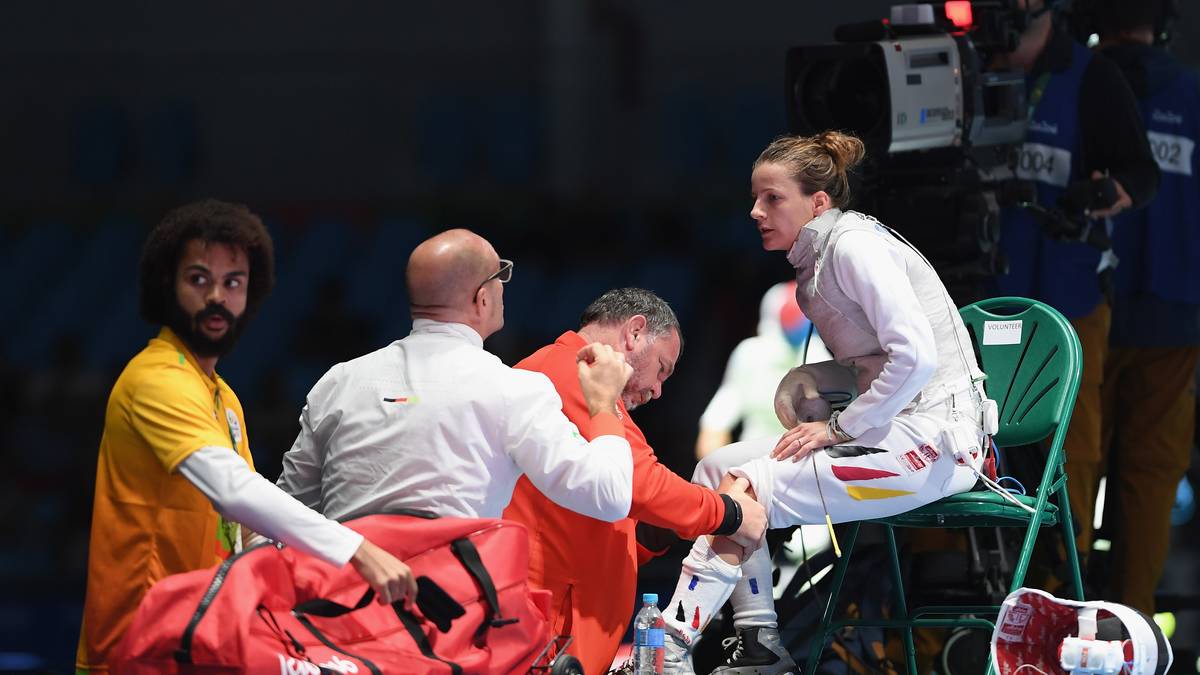 Was dann passiert, erinnert ein bisschen an den Turner Andreas Toba: Trotz Verletzung macht Golubytskyi weiter. "Carolin hat vermutlich eine Außenbandverletzung. Es könnte sogar ein Riss sein. Wir werden das jetzt schnellstmöglich untersuchen lassen", sagt Sportdirektor Sven Ressel hinterher: "Unser Physiotherapeut hat ihr bereits nach dem Zusammenstoß geraten, aufzuhören. Aber sie wollte weitermachen."