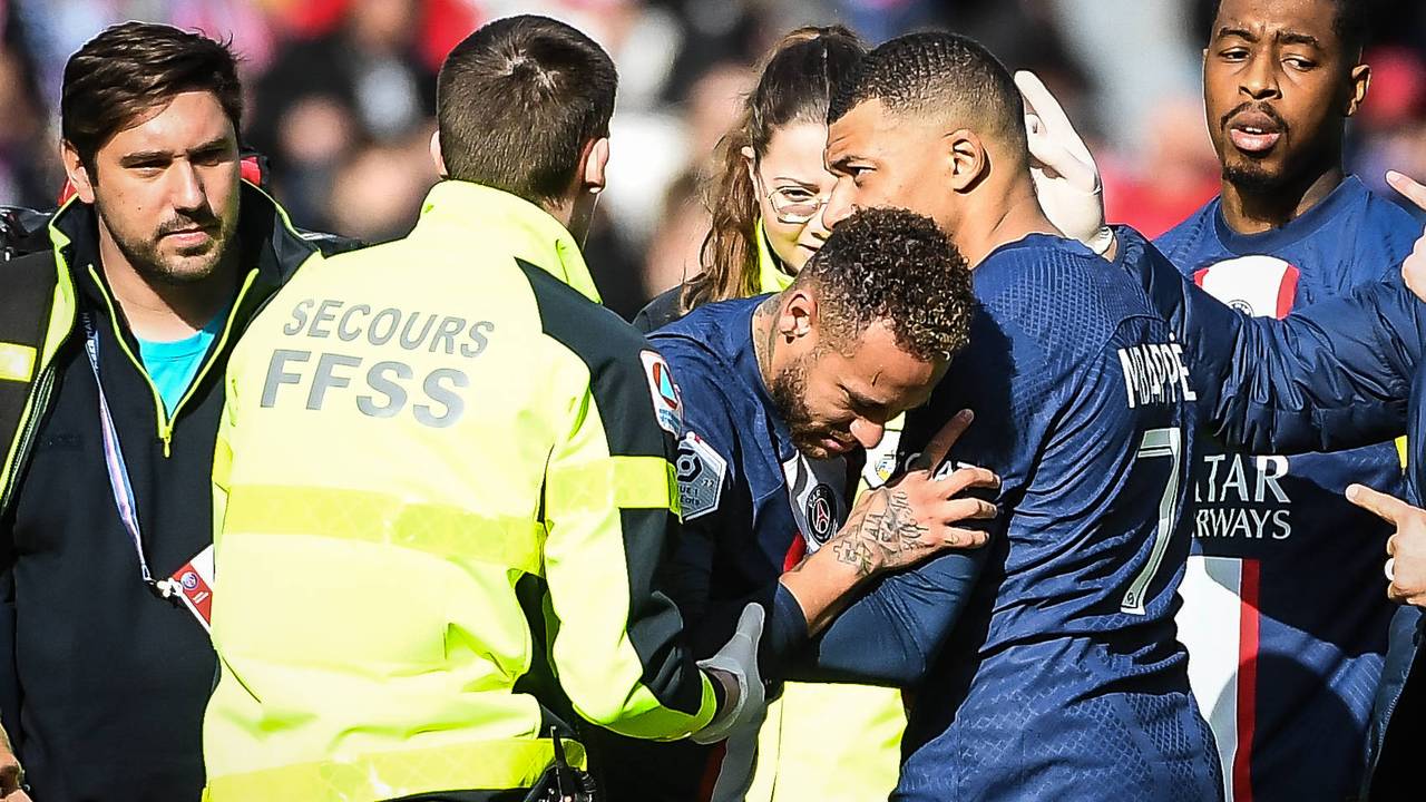 Paris Saint-Germain: Neymar verletzt vom Platz getragen