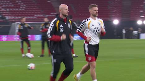 Kann Joshua Kimmich beim entscheidenden WM-Qualifikationsspiel gegen die Slowakei mitwirken? SPORT1-Reporter Manfred Sedlbauer gibt ein Update aus Leipzig. 