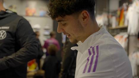 Im adidas-Store unweit des Teamquartiers Home Ground schaute Nationalspieler Aleksandar Pavlović vom FC Bayern nach dem Training zur Autogrammstunde vorbei - und jede Menge Fans wollten dabei sein.