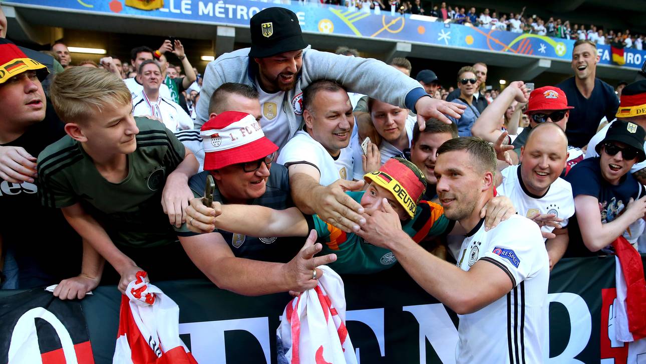 Fanliebling Podolski mit Gänsehaut