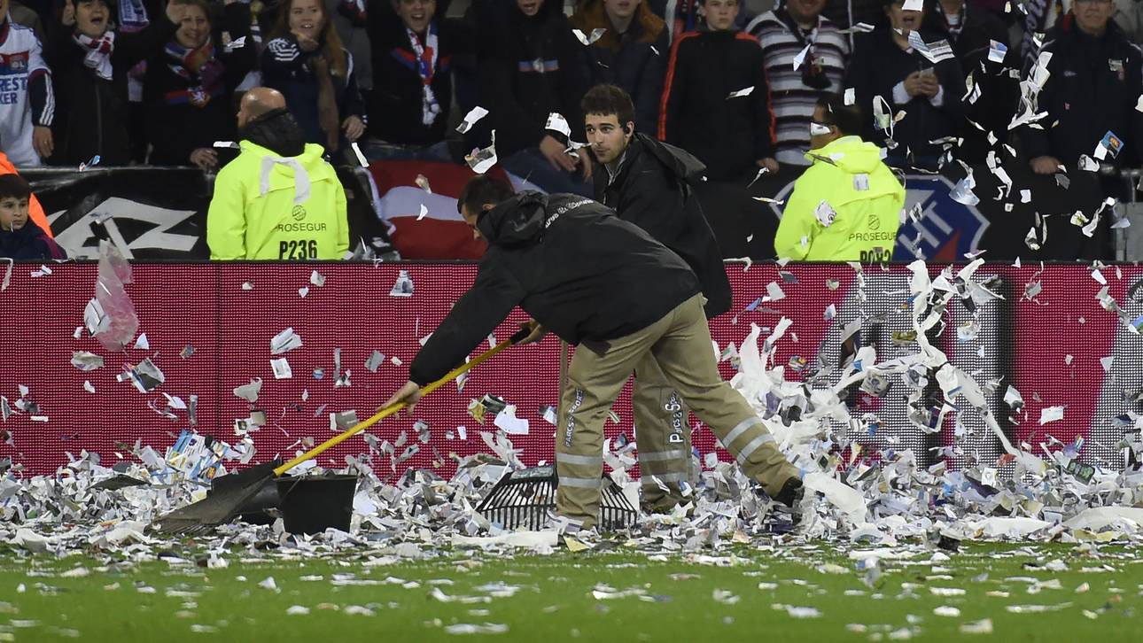 Papier-Irrsinn stoppt Lyon-Spiel