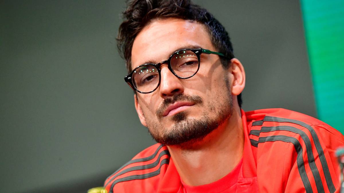 MIT LICHT UND SCHATTEN - MATS HUMMELS: Durchwachsene Saison für den Abwehrchef, der sich immer wieder Wackler und Unsicherheiten erlaubte. Offenbar auch nicht mehr so schnell wie zu besten Zeiten, wie unter anderem das Gegentor zum 1:2 von Rebic im Pokalfinale zeigte