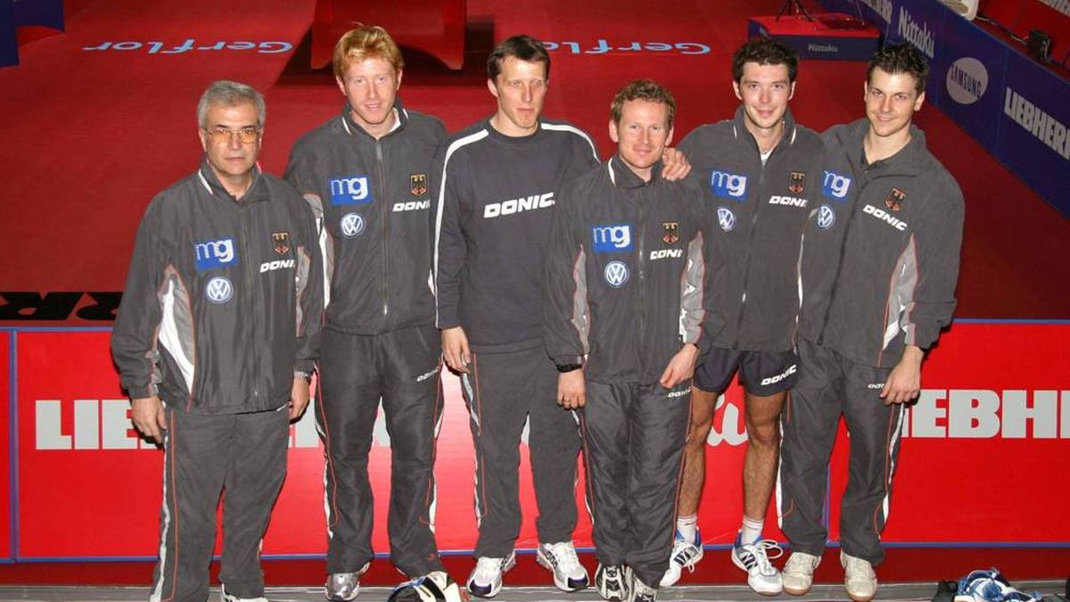 Mit der deutschen Mannschaft wurde Timo Boll 2004 ebenfalls Vize-Weltmeister. Dazu zählten (von links): Bundestrainer Istvan Korpa, Christian Süß, Jörg Roßkopf, Torben Wosik, Zoltan Fejer-Konnerth und Boll