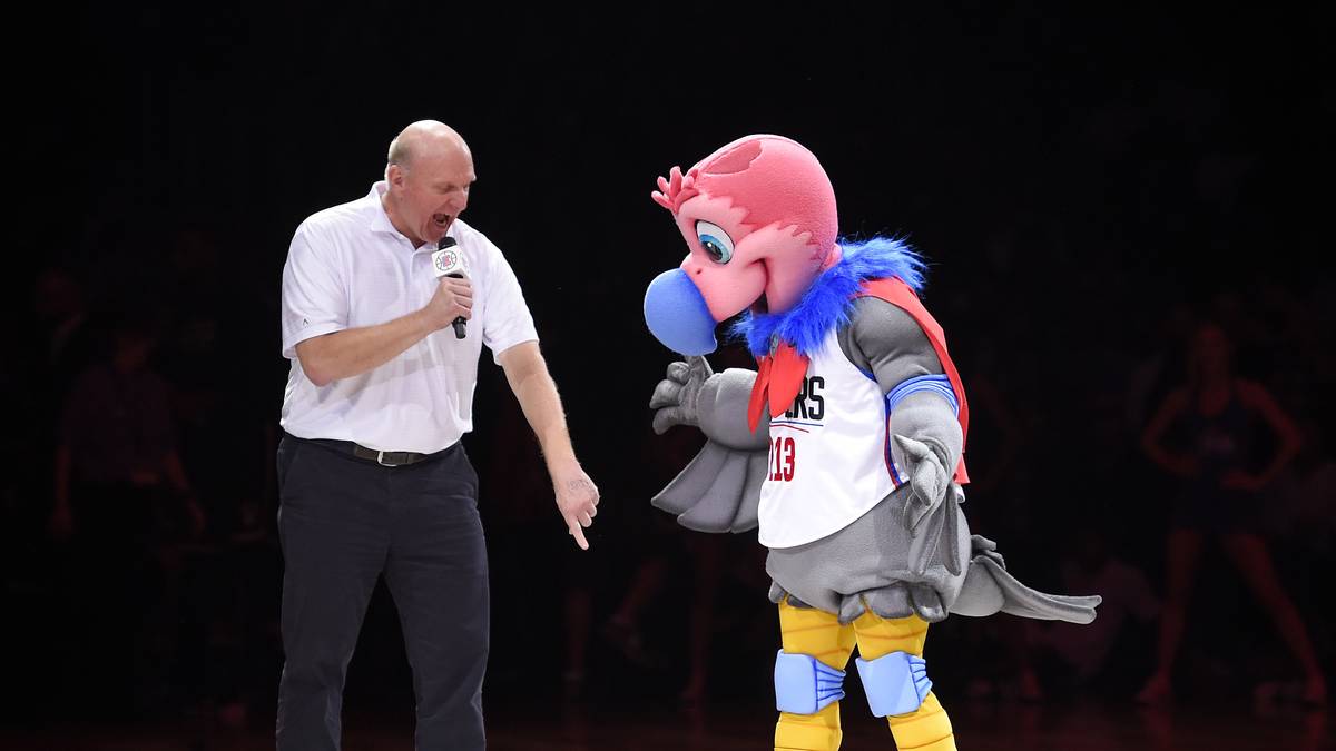 Steve Balmer, Besitzer der Clippers, stellte Chuck höchstpersönlich vor. Große blaue Nase, ein pinkfarbener Kopf und zwei Knieschoner an den dünnen gelben Beinchen. Die Fans wussten im ersten Moment nicht so richtig, was sie mit Chuck anfangen sollen