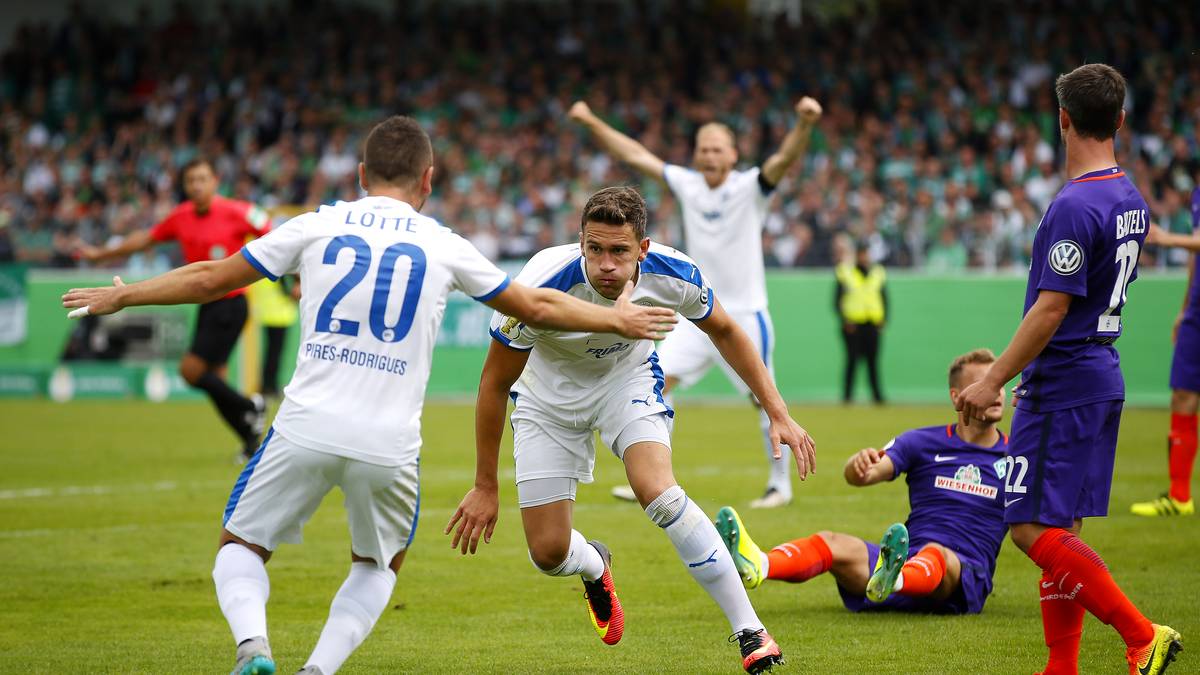 Und dem Drittligisten gelingt ein Auftakt nach Maß. Matthias Rahn (M.) bringt den Außenseiter gegen Werder früh in Führung
