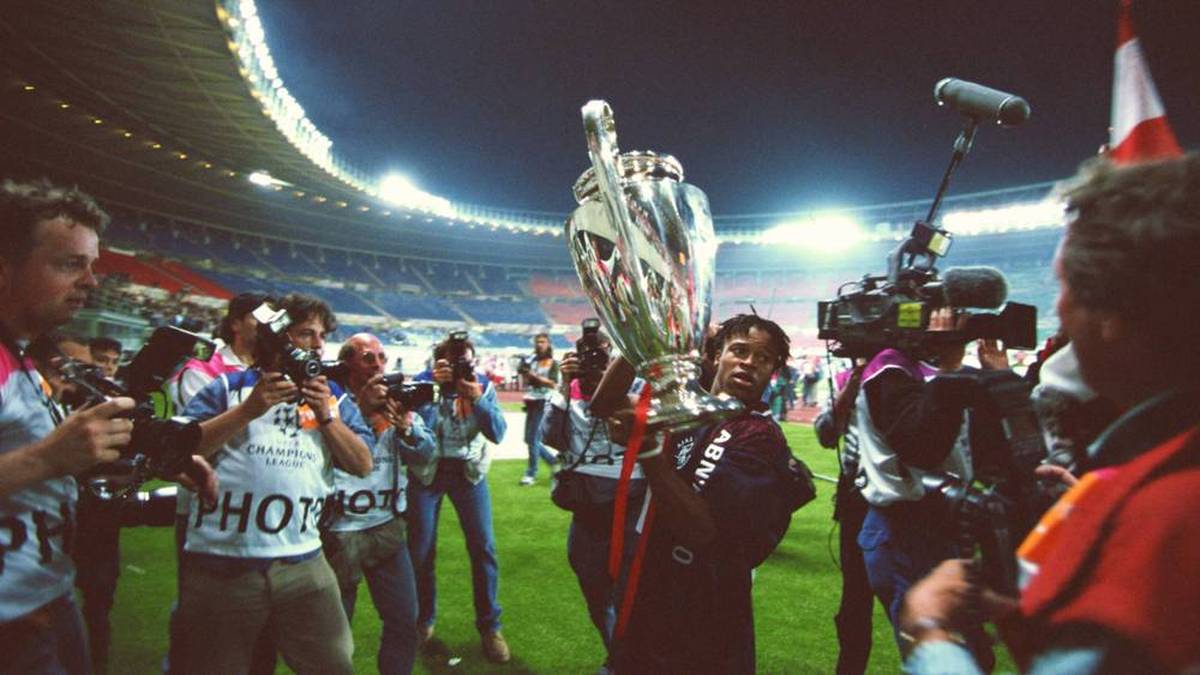 Edgar Davids nach dem Champions-League-Sieg 1995 mit dem Pokal auf der Ehrenrunde