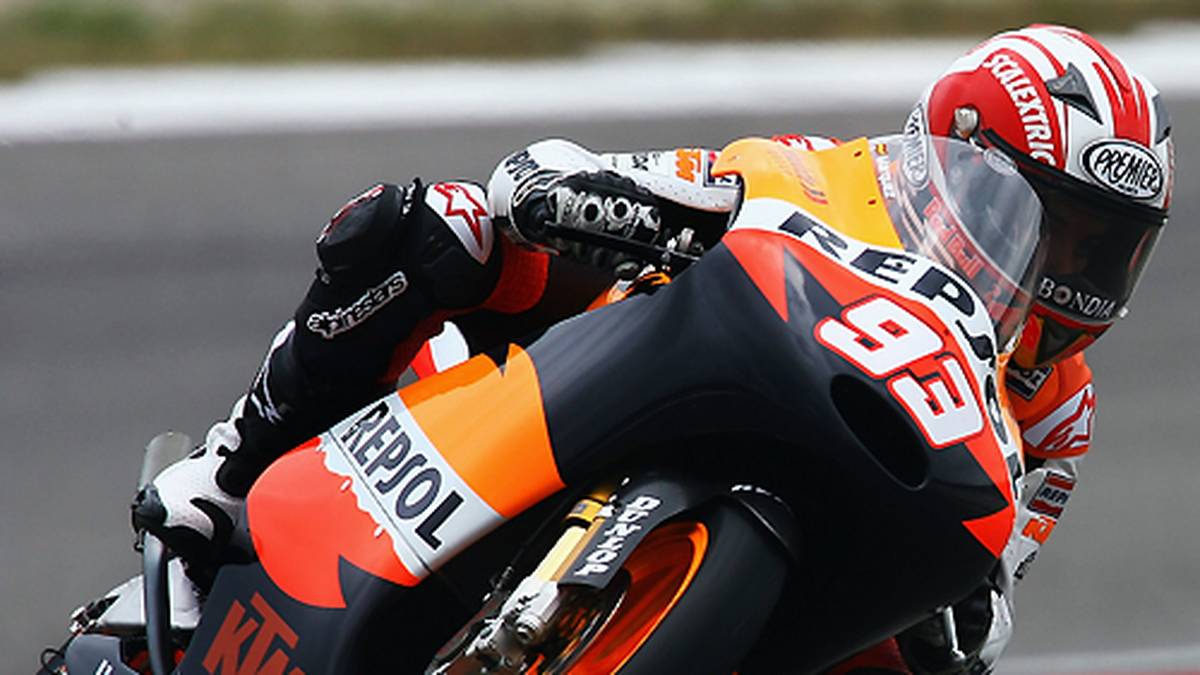 2008 gibt der 15-jährige Marquez sein Debüt in der 125-ccm-Klasse - aufgrund einer Verletzung allerdings mit einigen Rennen Verspätung. Seine Saison endet nach einem Sturz ebenfalls vorzeitig - neben exzellenten Fähigkeiten auf dem Motorrad ist die riskante Fahrweise schon damals ein weiteres Markenzeichen