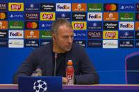 Der FC Barcelona führt in der Champions League den FC Bayern vor. Auf der anschließenden Pressekonferenz holt Trainer Hansi Flick zu Ausführungen aus, die der Konkurrenz Sorgen bereiten müssen.