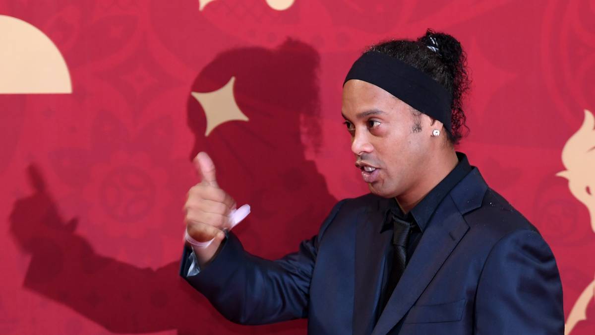 Auch Ronaldinho lässt es sich nicht nehmen, in Moskau vor Ort zu sein. Zur Begrüßung gibt es seinen berühmten Jubel