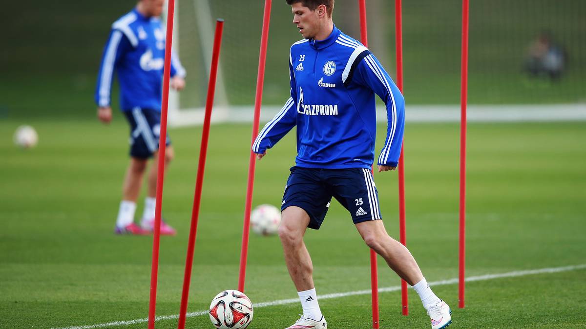 Doch während der Mittelfeldspieler noch die Hütchen umkurvt, fährt Klaas-Jan Huntelaar schwerere Geschütze auf und flitzt gekonnt durch den Wald aus Slalomstangen