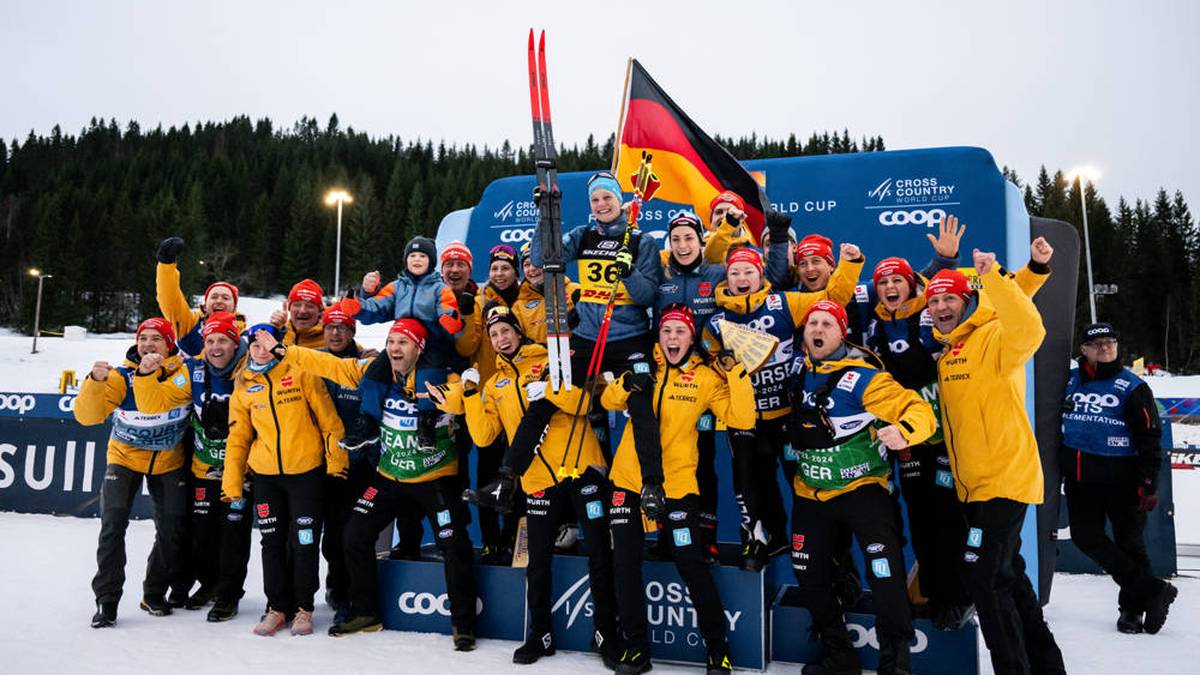 Das deutsche Team feiert den Weltcup-Sieg von Victoria Carl