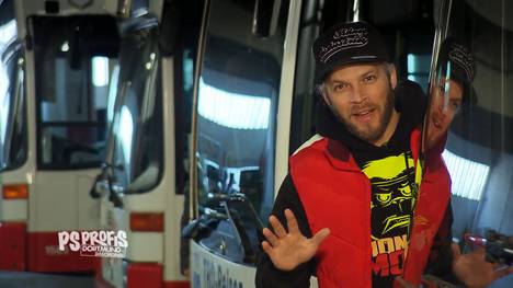 Heute helfen die PS PROFIS Familienvater Rolf. Bei ihm ist entgegen der ursprünglichen Planung - nach der zweiten Tochter war kein Nachwuchs mehr angedacht - kürzlich die vierte Frau ins Leben getreten. Die Familie braucht Platz! Der Audi A4-Fahrer "wünscht" sich notgedrungen einen Bus. Ein Fall für die PS PROFIS! Zur Wahl steht unter anderem ein VW T5. Ein Mercedes Viano ist bei gleichem Preis mit weniger Laufleistung und besserer Ausstattung gesegnet. Ob sich der Kandidat am Ende sogar für den unschlagbar preisgünstigen Subaru Libero entscheidet?
