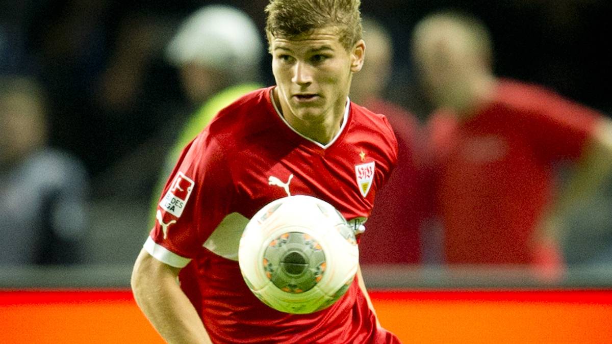 PLATZ 18 - TIMO WERNER: Bei der 0:1-Niederlage gegen Bayer Leverkusen wird Timo Werner (r.)  zum jüngsten Bundesligaspieler aller Zeiten des VfB Stuttgart. Der Youngster (17 Jahre, 5 Monate, 11 Tage) hat nach seiner Einwechslung in der Schlussphase noch mehrere Großchancen, das Traumdebüt mit Tor bleibt ihm aber verwehrt
