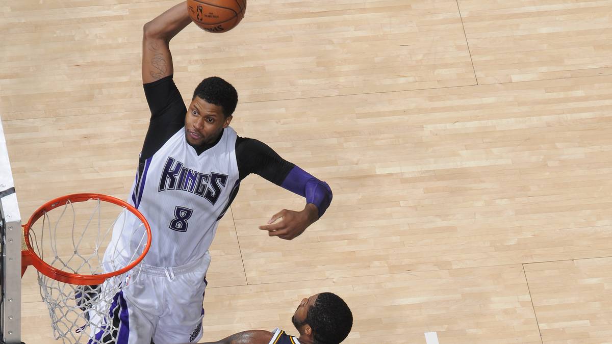 Zwei Jazz-Akteure staunen über die Sprungkraft von Rudy Gay (l.) von den Sacramento Kings, der zum Dunk Richtung Korb fliegt