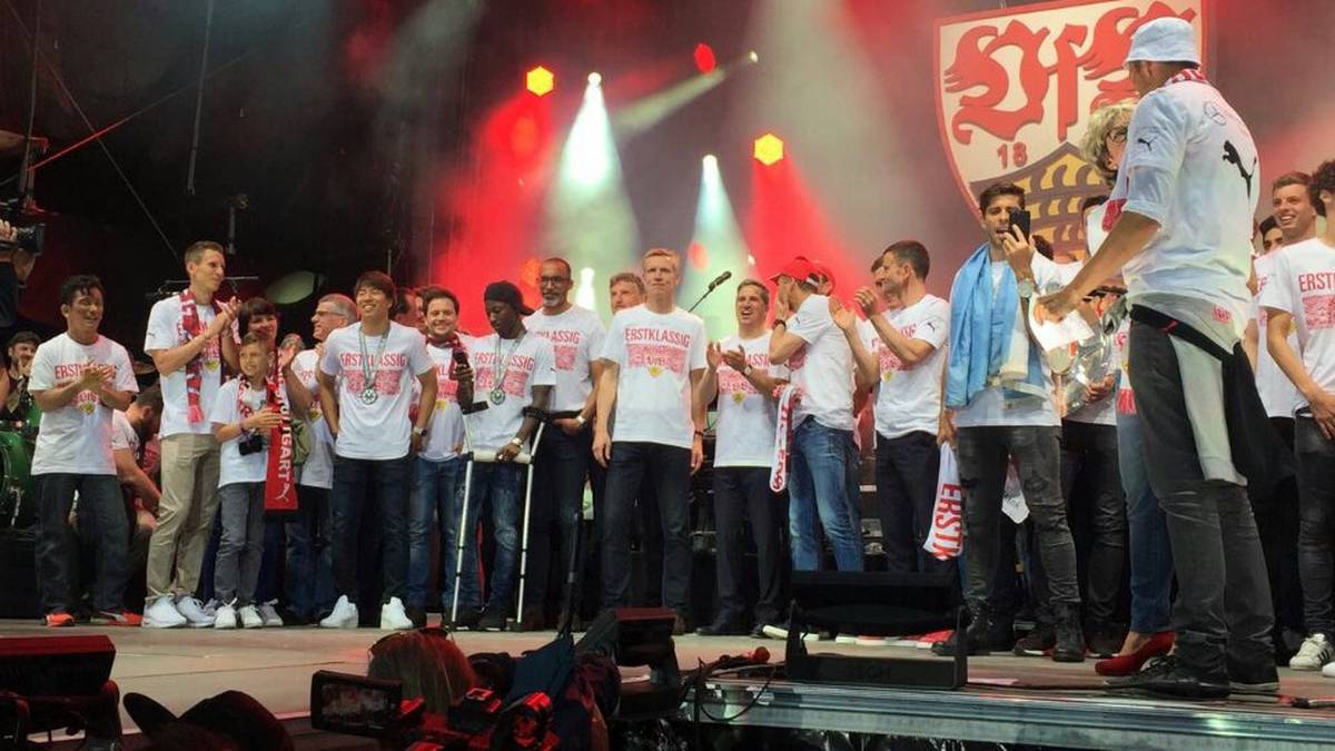 Später stehen alle gemeinsam auf der Bühne