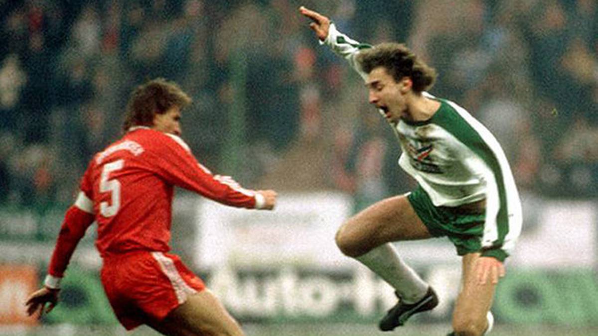 Der Gründungsmythos der Feindschaft, in der Bundesliga-Saison 1985/86: Bayerns Klaus Augenthaler holt Rudi Völler rabiat von den Beinen. Die Folge: Fünf Monate Pause für Völler - und viel Stunk, gerade auch weil die Bayern es hinterher kleinreden: Völler sei "dumm gefallen", so Trainer Udo Lattek, Manager Uli Hoeneß spricht von einem "normalen Foul". Werder-Manager Willi Lemke ist empört