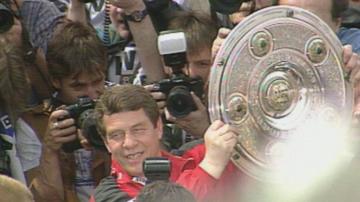 2. August 1997: Aufsteiger Kaiserslautern startet mit einem Sieg gegen den FC Bayern in die Saison. Am Ende steht die Meisterschaft - und für Rehhagel die große Rache an seinem Ex-Klub.