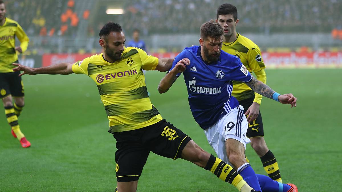 ÖMER TOPRAK (l.): Schwächster BVB-Verteidiger. Sorgte schon vor dem kollektiven Ausrasten mit zwei Fehlpässen für ein lautstarkes Aufstöhnen im Publikum. Auch anschließend selten sattelfest - wie beim 2:4 als er Konoplyanka überhaupt nicht störte -
 SPORT1-Note: 6