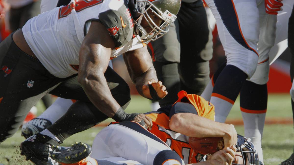 TREVOR SIEMIAN: Und noch ein Quarterback am Boden. Trevor Siemian von den Denver Broncos erwischt es an der linken Schulter. Für ihn kommt Ersatzmann und Rookie Paxton Lynch aufs Feld