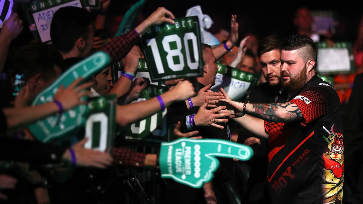 MICHAEL SMITH (England): Der Brite gewann in Schanghai jüngst seinen ersten World Series Titel. Im Finale besiegte er Weltmeister Rob Cross klar mit 8:2, im Halbfinale warf er sogar van Gerwen raus. Auch in der Premier League überzeugte er und musste sich erst im Finale van Gerwen geschlagen geben