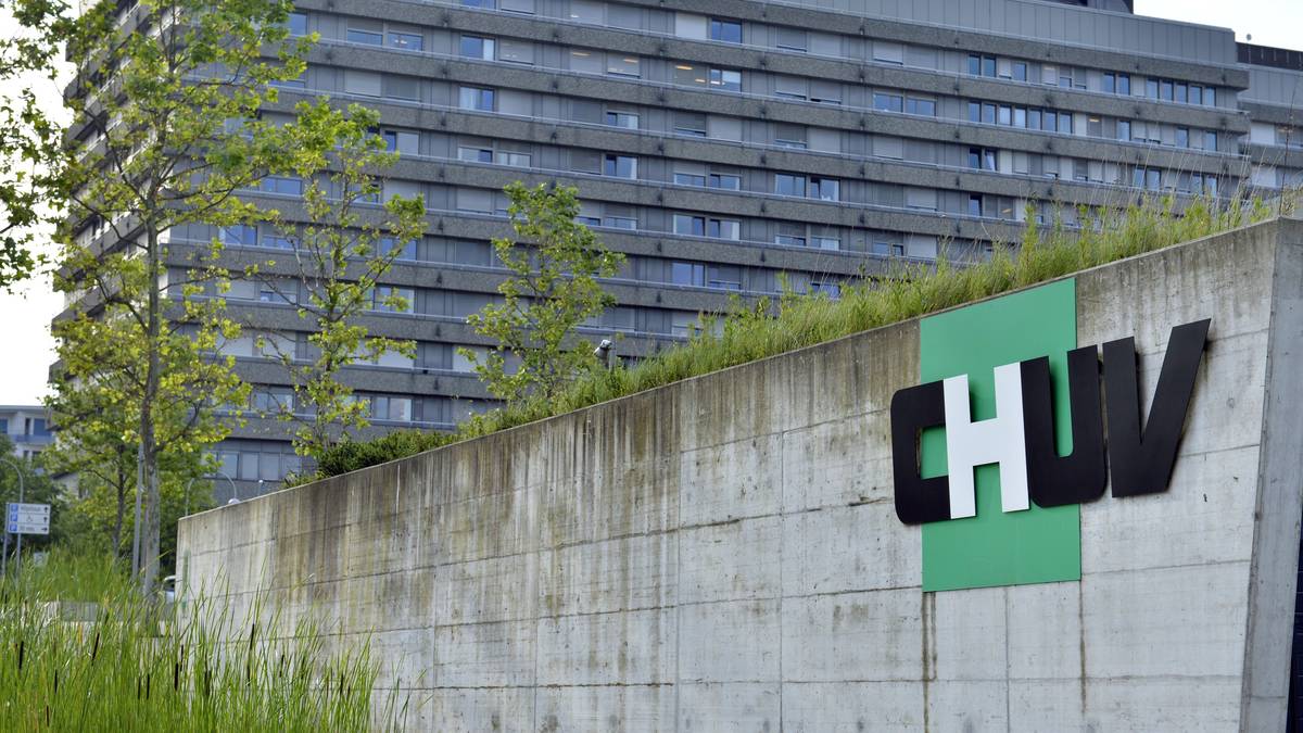 Im Juni 2014 teilt Schumachers Management mit, dass der Formel-1-Rekordweltmeister nicht mehr im Koma liegt und die Klinik in Grenoble verlassen hat. Schumacher wird nach Lausanne in die Universitätsklinik "Centre hospitalier universitaire vaudois" (CHUV)" verlegt, um die Rehabilitation fortzusetzen. Im September wird er in sein Anwesen am Genfer See verlegt