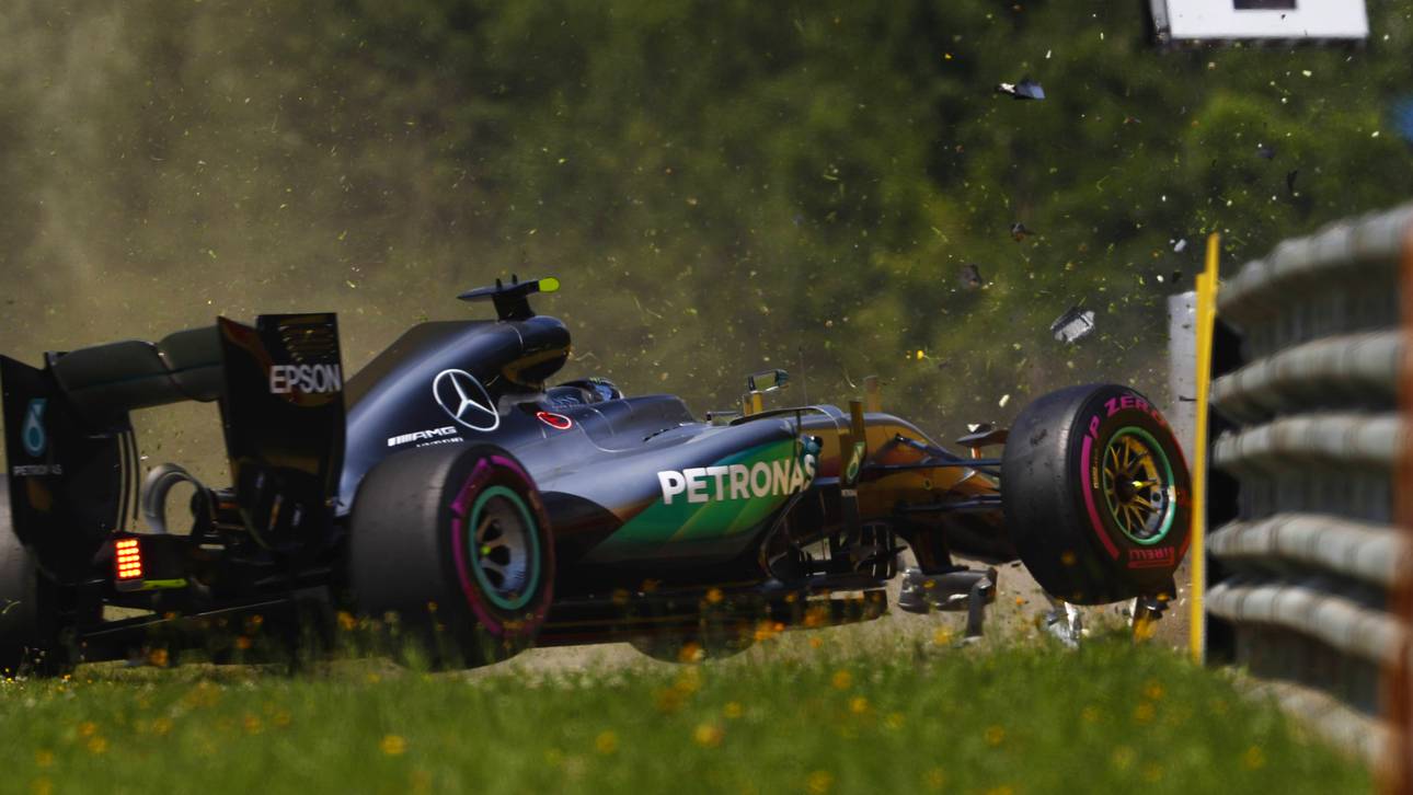 Rosberg nach Crash strafversetzt