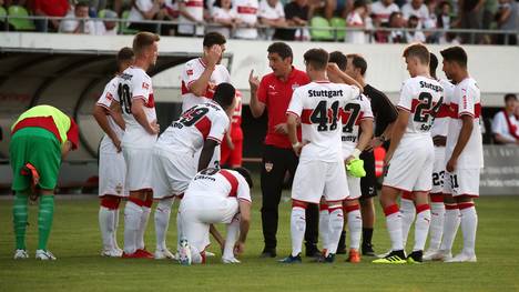 VfB-Trainer Tayfun Korkut gab seinen Spielern Anweisungen