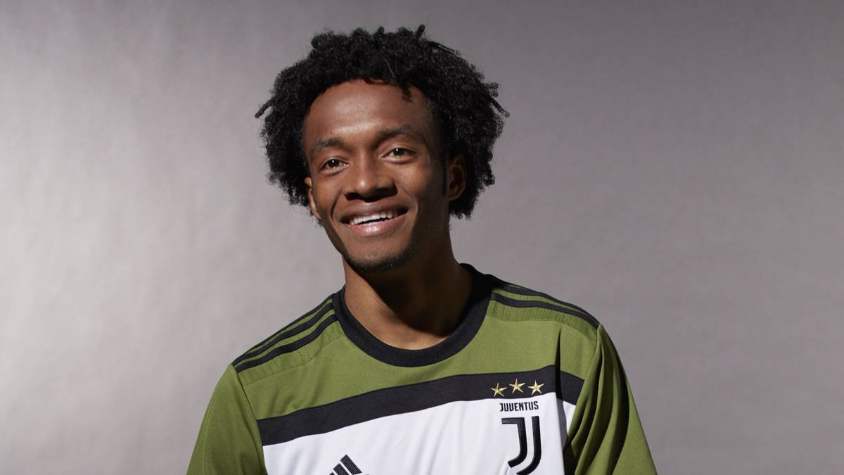 Ungewöhnlich kommt das dritte Trikot von Juventus daher - ein bisschen wie ein Schlafanzug der Bundeswehr. Juan Cuadrado gefällt das olivgrüne Jersey aber